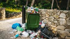 Manželé uklidili odpadky z ulice. Za týden jim přišla vysoká pokuta