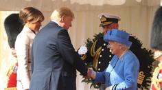 Královna si utahovala z Trumpa! Všimli jste si toho také?