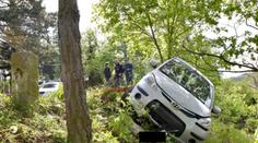 Auto po nehodě zůstalo viset ve srázu přímo nad domy!