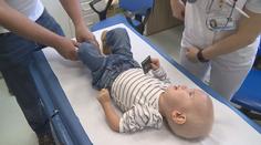 Děti trpící svalovou atrofií mají šanci. Pojišťovna začala proplácet lék