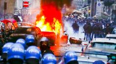 Hooligans Frankfurtu řádili v Neapoli. Probíhaly rvačky a rabování