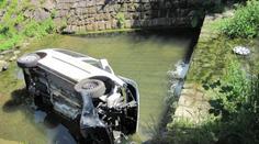 Děsivé FOTO: Auto se otočilo na střechu a skončilo v potoce