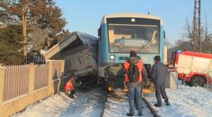 Auto uvízlé na přejezdu smetl vlak, mladý řidič po smyku nepřežil