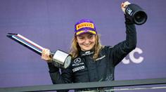 Bizár v ženské formuli. Vítězka si nevšimla cíle a přišla o titul