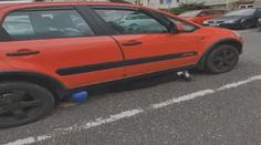 Obyčejná silniční kontrola se zvrhla. Řidič se před policií schoval pod auto