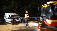 Pekařská dodávka čelně narazila do autobusu, řidiče vyprošťovali hasiči