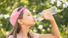 Dostává vaše dítě špatné známky? Možná má jen žízeň, šokují vědci