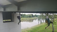 Kluci na Pardubicku kvůli "kešce" šplhali po mostě. K pádu stačilo málo