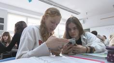 Školy chtějí zákázat mobily ve třídách. Byla by to chyba, varují psychologové