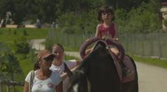 Adélku (5) postavil na nohy speciálně vycvičený kůň