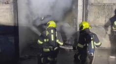 Při požáru autodílny na Klatovsku se popálil člověk, skončil v nemocnici
