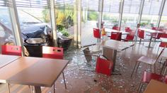 Mladík zajel do restaurace autem, vysklil výlohu čerpací stanice!