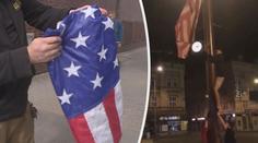 Mladík ukradl z pomníku americkou vlajku! Prostředník ji po měsíci vrátil
