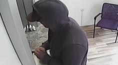 Muž v Hradci přepadl směnárnu s granátem v ruce. Policie po něm pátrá