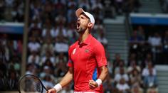 Djokovič prolomil olympijskou kletbu. Ve velké bitvě zdolal Alcaraze a slaví zlato