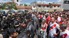 Nechutná scéna z Argentiny: Matka lepila světlice na dceru