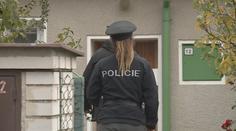 Muž se měl pokusit nářadím umlátit otce. Policistům tvrdil, že slyšel hlasy