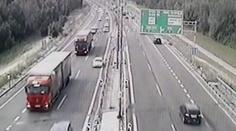 Auto prorazilo svodidla, způsobilo nehodu i v protisměru! VIDEO