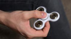 Rusové zkoumají fidget spinnery: "Dětem škodí a je to propaganda!"
