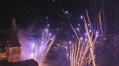 Hlučné oslavy, zákaz pyrotechniky a noční lyžování. Česko se loučí se starým rokem
