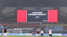 Málem mu ukopl hlavu! VAR zamítl jasnou penaltu pro Newcastle