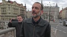 Podnikatel dluží lidem miliony, reportér ho nachytal. Jeho reakce je zarážející