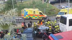 Auto ujíždělo hlídce, způsobilo nehodu. Šest zraněných včetně dětí