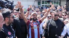 Salah přistál v Turecku, aby podepsal smlouvu. Nadšený dav ho nepustil téměř na krok