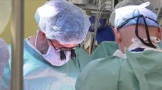 Lidé vyšli kvůli zpackané operaci do ulic. Malý chlapec dostal nefunkční srdce