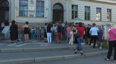 Rodiče v Praze protestovali proti odvolání učitelů. Vadí jim chování ředitele