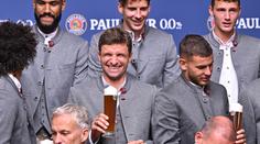 Mané při týmovém focení Bayernu odmítl držet pivo, Müller vesele popíjel