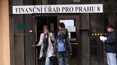 Koronavirus uzavírá finančáky. Omezí se otevírací doba