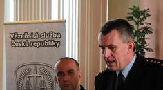 Do věznice lze propašovat cokoliv! Stálo to místo šéfa vězeňské služby?
