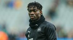 Bývalá hvězda Premier League uvízla pod troskami. V Anglii se kvůli ní modlí