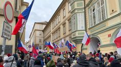 Demonstranti před Sněmovnou zaútočili na policisty, jeden skončil v nemocnici