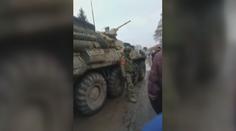 Odvážní Ukrajinci: Lidé po celé zemi brání svá města před tanky vlastními těly