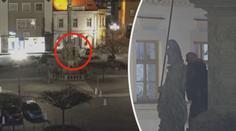 VIDEO: Poničil památné sochy. Policii řekl, že to dělal pro zábavu