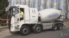 Firma testuje elektromobily na stavbě. S výkonem je spokojená, problém je cena