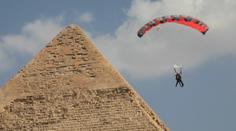 90 parašutistů z celého světa se vznášelo nad egyptskými pyramidami v Gíze