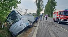 Autobus s 38 dětmi sjel na Příbramsku do příkopu. Několik zraněných