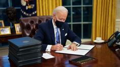 Biden chce zavést roušky napříč USA a turisty poslat do karantény