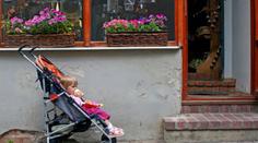 Neštěstí na Sokolovsku: Auto porazilo kočárek s dítětem