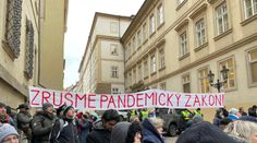 Obstrukce SPD, šibenice i napadení policistů. Jednání poslanců provází problémy