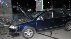 Auto smetlo lidi u brány továrny. Policisté ale případ odložili