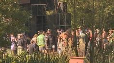 Techno duní na kilometry daleko! První problémy už řeší policie