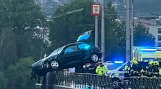 K Vyšehradu vyrazili potápěči. Auto prorazilo zábradlí a skončilo ve Vltavě