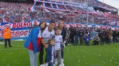 Hvězdný Suárez se vrátil domů Messiho letadlem. Vítaly ho tisíce Uruguayců