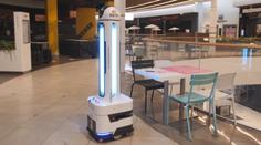 Obchodní centrum testuje robota, který zákazníkům změří teplotu