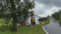 Autobus s dětmi skončil na Berounsku v příkopu. Hasiči evakuovali 22 lidí
