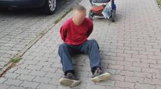 Bezdomovec spadl hlídce pod auto, pak strážníka chytil pod krkem
